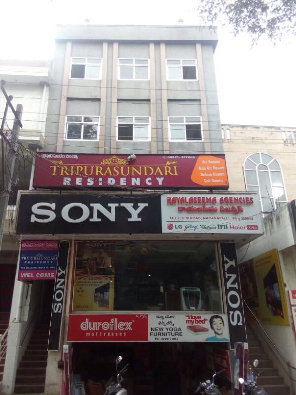 Tripura Sundari Residency Hotell Madanapalle Exteriör bild